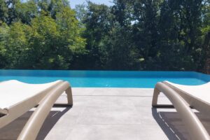 0_77665200_172511692566d331fdbd9d15_22716508 photo 2 d'une Piscine au bord de la foret