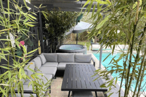 662fa8da-72fb-4fb3-8454-2b3d2eaf04a1 spa gonflable avec petite terrasse détente