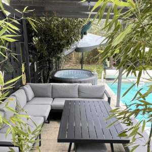 spa gonflable avec petite terrasse détente