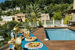 66519b2c-8978-4626-8743-a4eb77d21463 Piscine d'hôtel 4 étoiles avec buffet