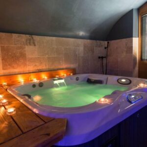 jacuzzi intérieur privé avec bougies